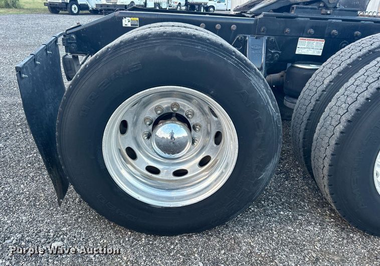 image for item KW9037 2003 Peterbilt 385  semi truck