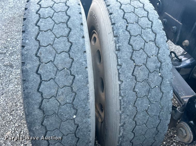 image for item KW9037 2003 Peterbilt 385  semi truck