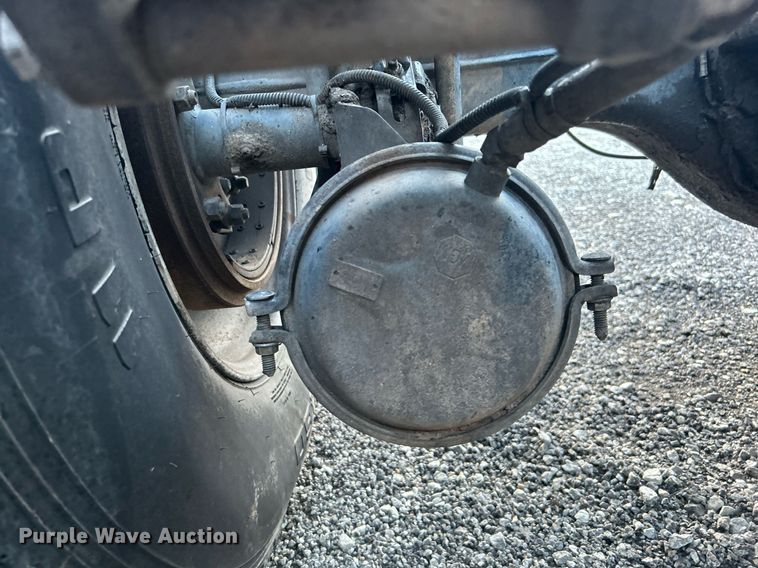 image for item KW9037 2003 Peterbilt 385  semi truck