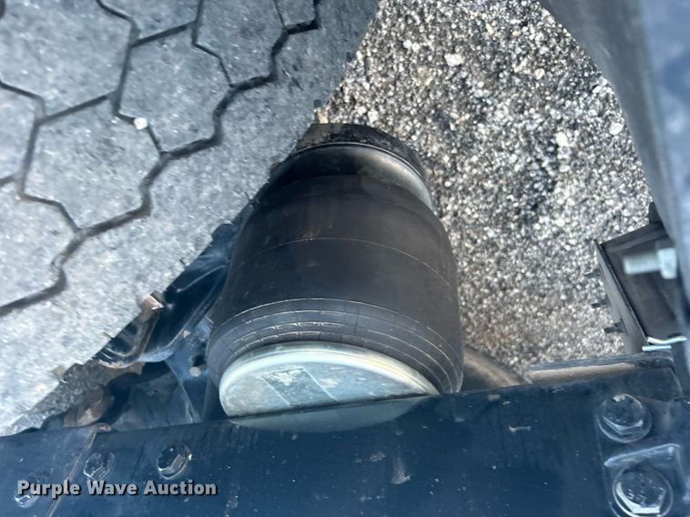 image for item KW9037 2003 Peterbilt 385  semi truck