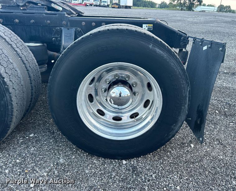 image for item KW9037 2003 Peterbilt 385  semi truck