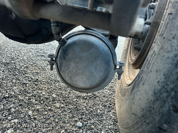 image for item KW9037 2003 Peterbilt 385  semi truck