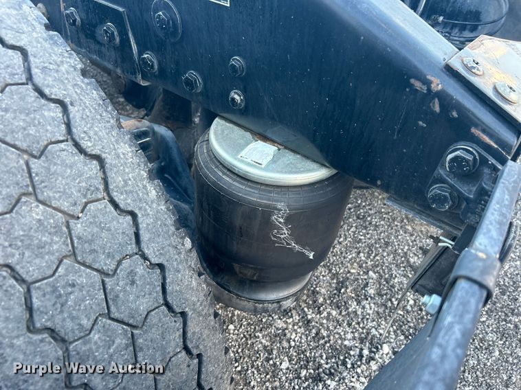 image for item KW9037 2003 Peterbilt 385  semi truck