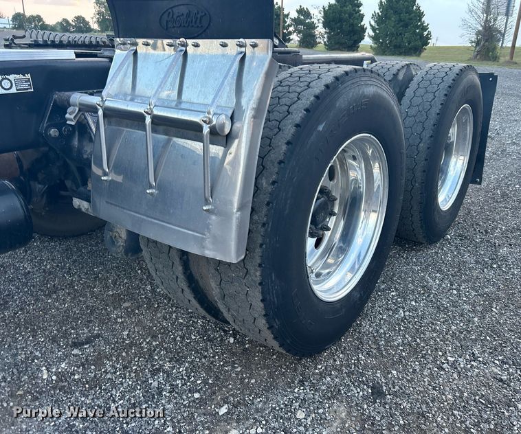 image for item KW9037 2003 Peterbilt 385  semi truck