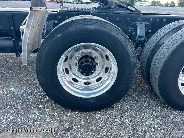 image for item KW9037 2003 Peterbilt 385  semi truck