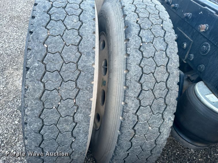 image for item KW9037 2003 Peterbilt 385  semi truck