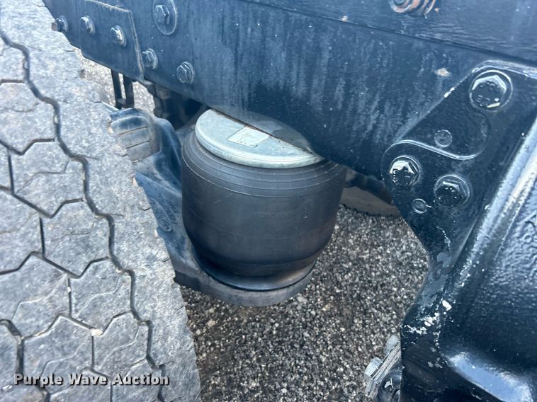 image for item KW9037 2003 Peterbilt 385  semi truck