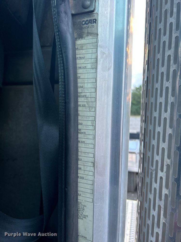 image for item KW9037 2003 Peterbilt 385  semi truck