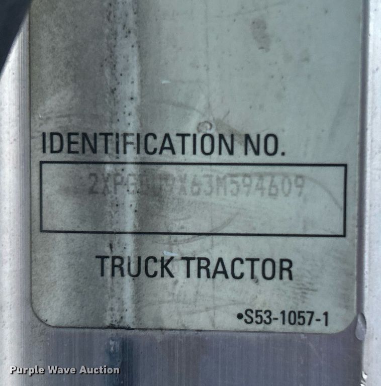 image for item KW9037 2003 Peterbilt 385  semi truck