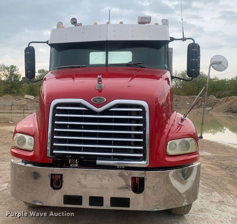 image for item LH9770 2001 Mack CX613 Vision  semi truck