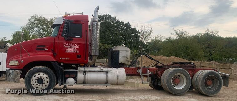 image for item LH9770 2001 Mack CX613 Vision  semi truck