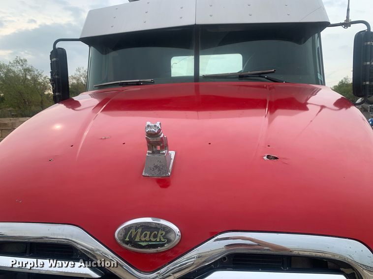 image for item LH9770 2001 Mack CX613 Vision  semi truck