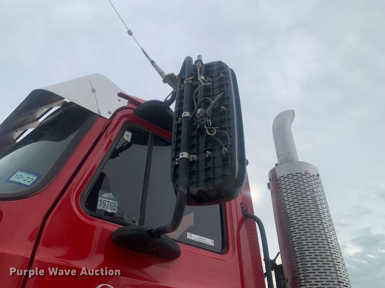 image for item LH9770 2001 Mack CX613 Vision  semi truck