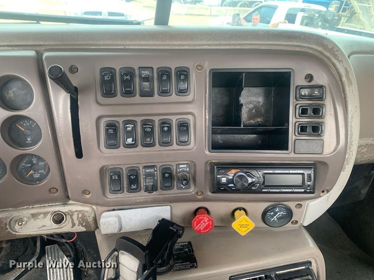 image for item LH9770 2001 Mack CX613 Vision  semi truck