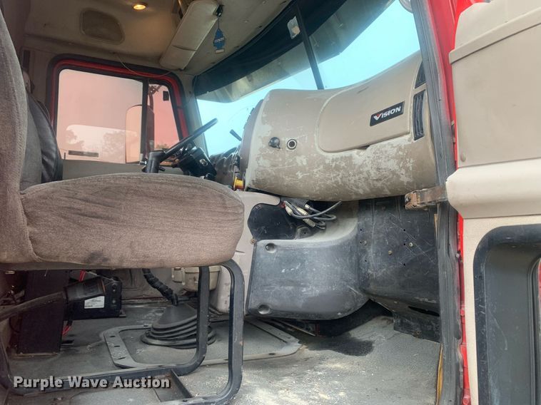 image for item LH9770 2001 Mack CX613 Vision  semi truck