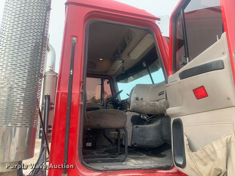 image for item LH9770 2001 Mack CX613 Vision  semi truck