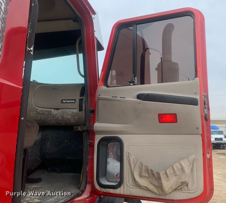 image for item LH9770 2001 Mack CX613 Vision  semi truck