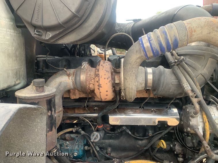 image for item LH9770 2001 Mack CX613 Vision  semi truck