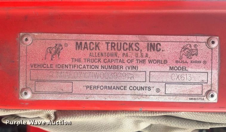 image for item LH9770 2001 Mack CX613 Vision  semi truck