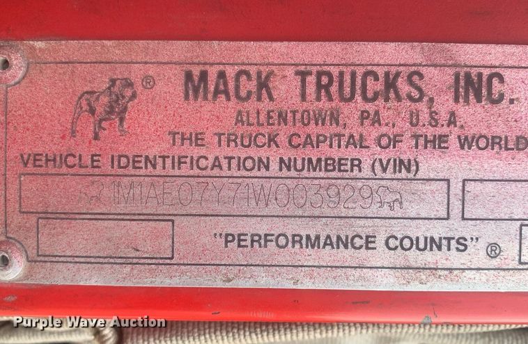 image for item LH9770 2001 Mack CX613 Vision  semi truck
