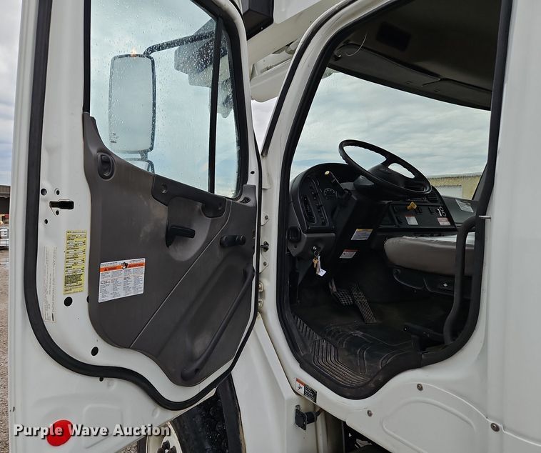 image for item LM9150 2015 Freightliner Business Class M2  bucket truck