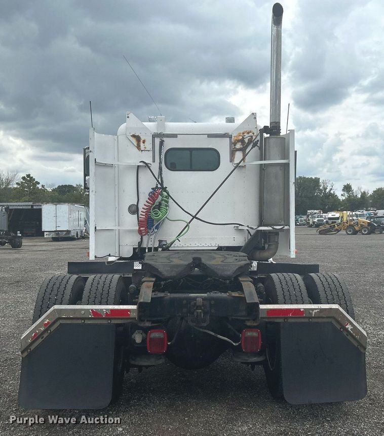 image for item LV9038 1997 Freightliner FLD  semi truck