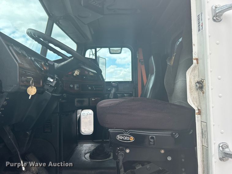 image for item LV9038 1997 Freightliner FLD  semi truck