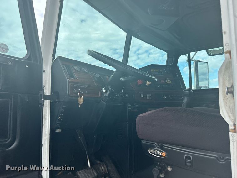 image for item LV9038 1997 Freightliner FLD  semi truck