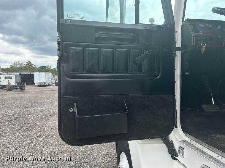 image for item LV9038 1997 Freightliner FLD  semi truck