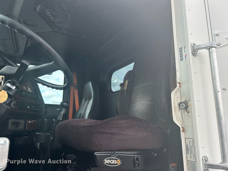 image for item LV9038 1997 Freightliner FLD  semi truck