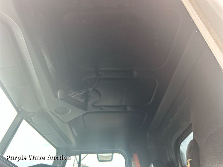 image for item LV9038 1997 Freightliner FLD  semi truck