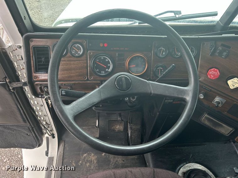 image for item LV9038 1997 Freightliner FLD  semi truck