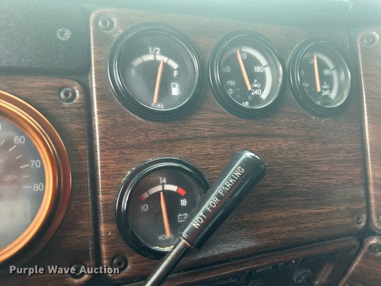 image for item LV9038 1997 Freightliner FLD  semi truck