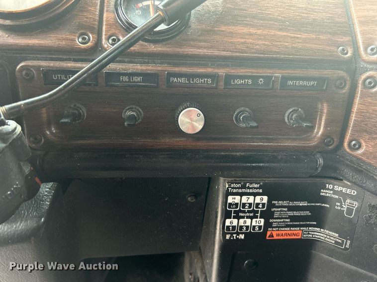 image for item LV9038 1997 Freightliner FLD  semi truck