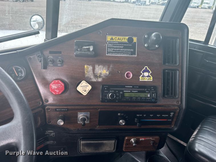 image for item LV9038 1997 Freightliner FLD  semi truck