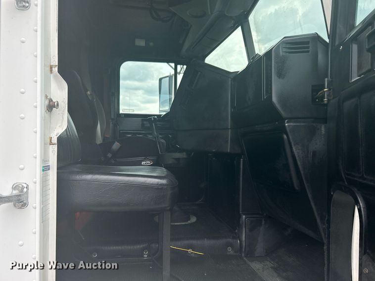 image for item LV9038 1997 Freightliner FLD  semi truck