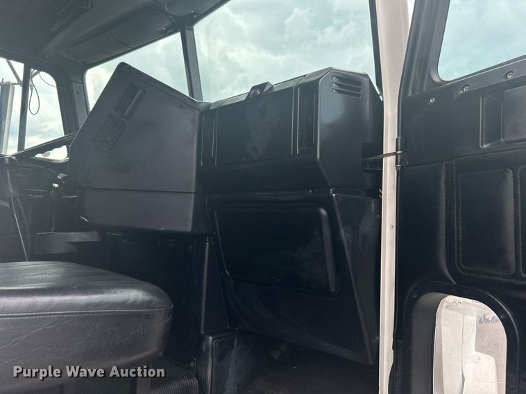 image for item LV9038 1997 Freightliner FLD  semi truck