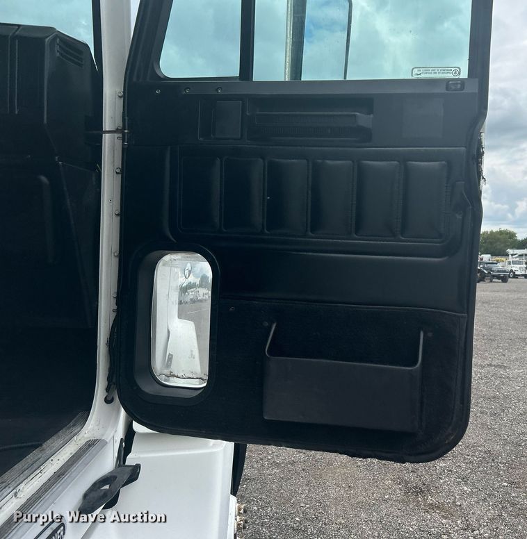 image for item LV9038 1997 Freightliner FLD  semi truck