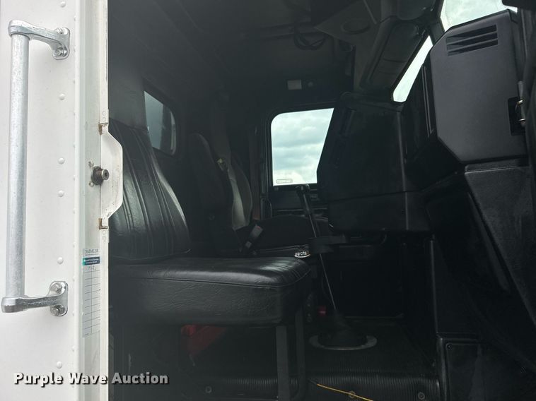 image for item LV9038 1997 Freightliner FLD  semi truck