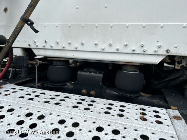 image for item LV9038 1997 Freightliner FLD  semi truck