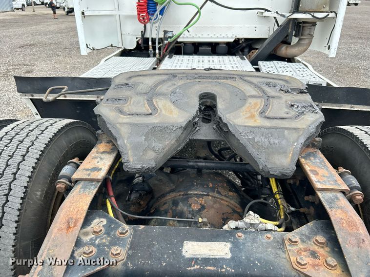 image for item LV9038 1997 Freightliner FLD  semi truck