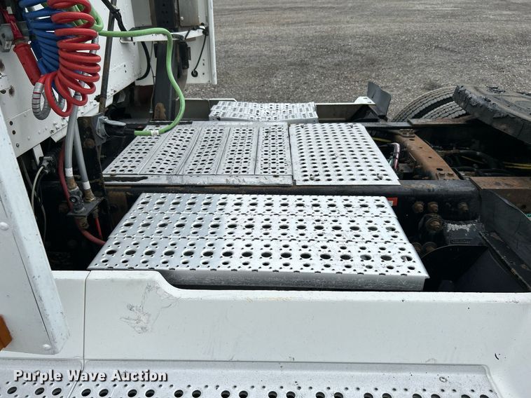 image for item LV9038 1997 Freightliner FLD  semi truck