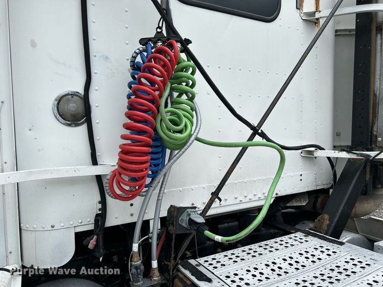 image for item LV9038 1997 Freightliner FLD  semi truck