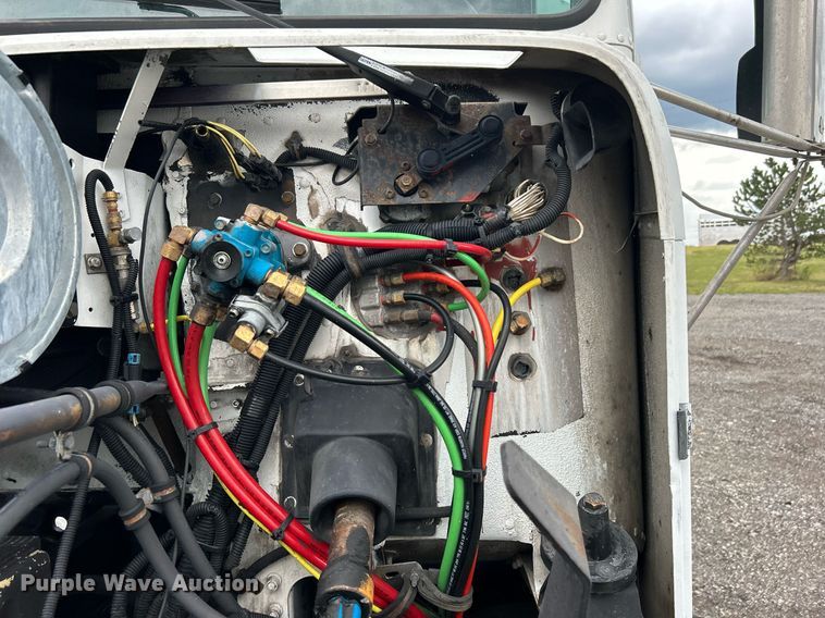 image for item LV9038 1997 Freightliner FLD  semi truck