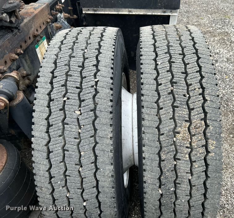 image for item LV9038 1997 Freightliner FLD  semi truck