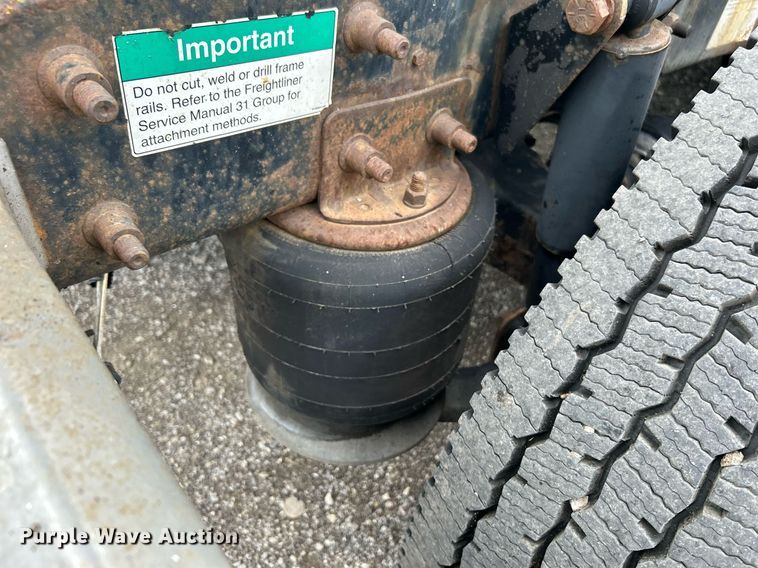 image for item LV9038 1997 Freightliner FLD  semi truck