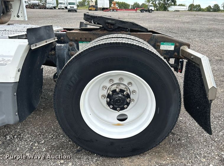 image for item LV9038 1997 Freightliner FLD  semi truck