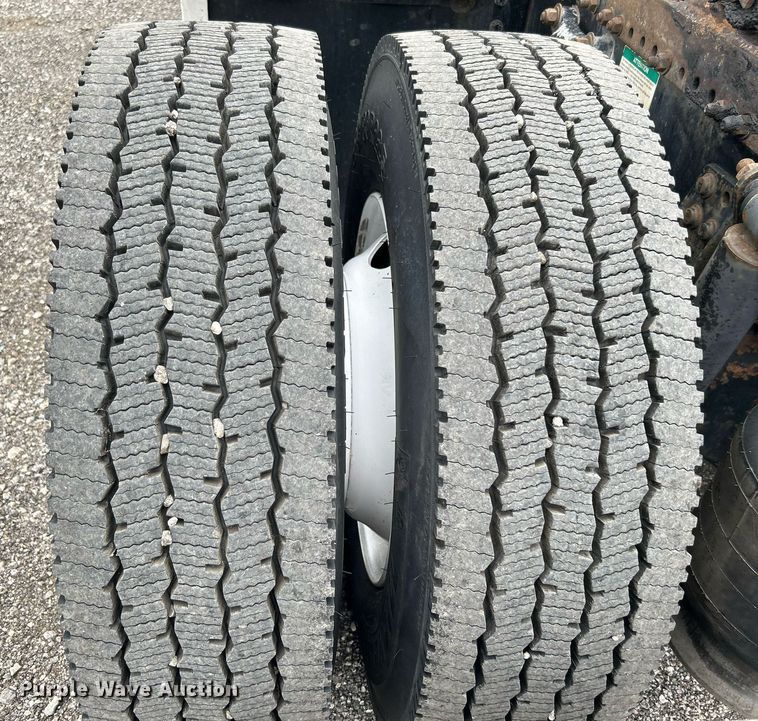 image for item LV9038 1997 Freightliner FLD  semi truck