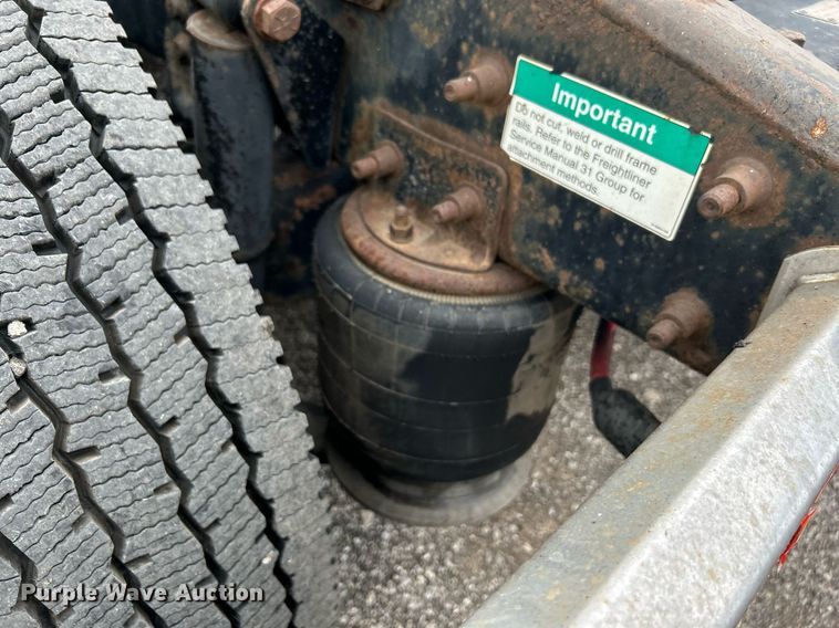 image for item LV9038 1997 Freightliner FLD  semi truck