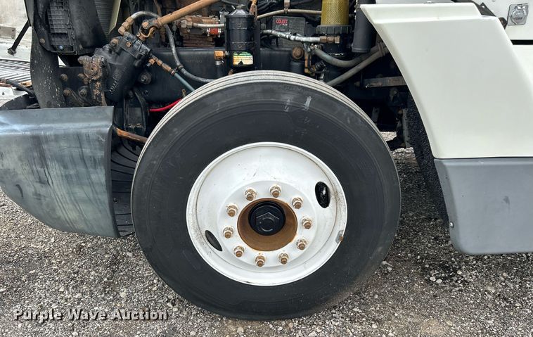 image for item LV9038 1997 Freightliner FLD  semi truck